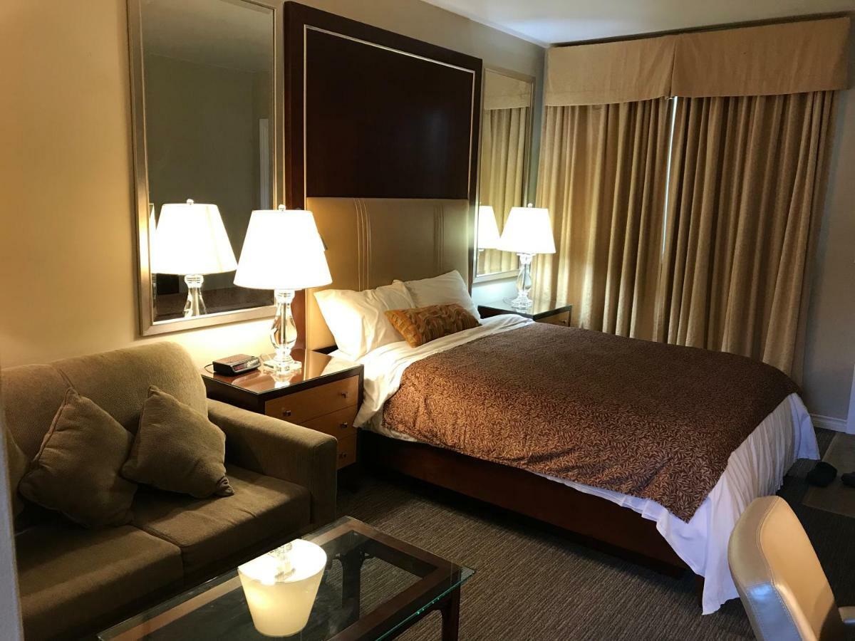 Cardinal Court Motel Сент-Томас Екстер'єр фото