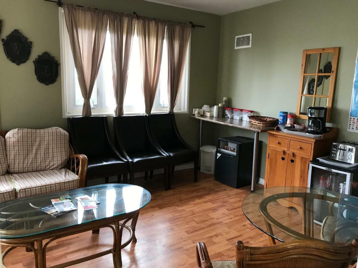 Cardinal Court Motel Сент-Томас Екстер'єр фото