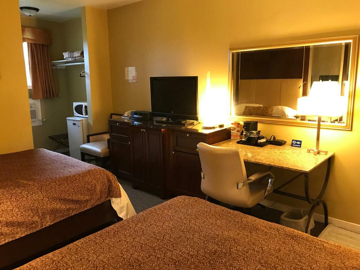 Cardinal Court Motel Сент-Томас Екстер'єр фото
